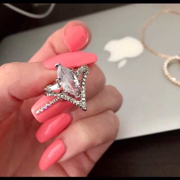 Beautiful Unique Design Ring ❤️ - Picture 1 of 2